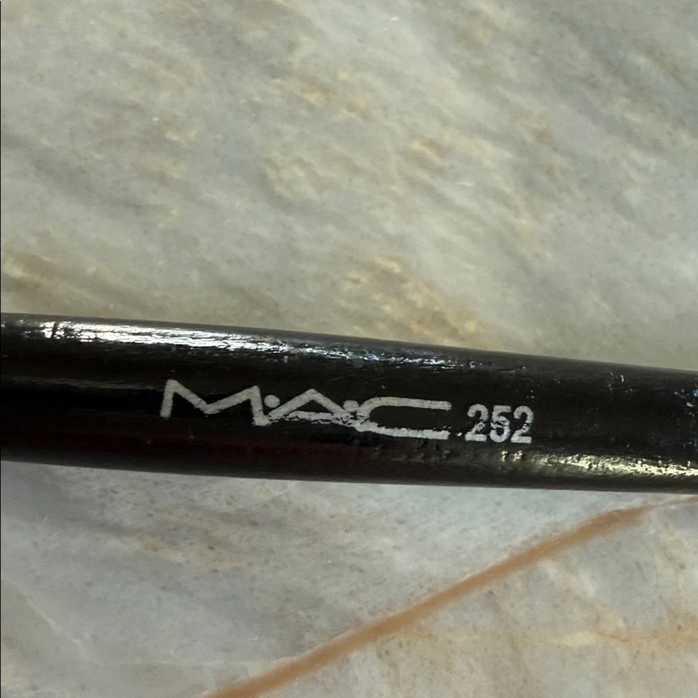 MAC‎ 252 Professional Makeup Brush 252 Synthetic Large Shader Brush